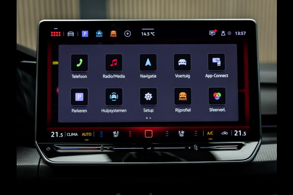 Volkswagen Golf 2.0 TSI GTI | Akrapovic | Head-Up | Stuurverwarming | Pano |