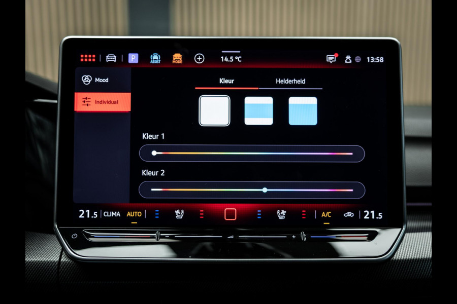 Volkswagen Golf 2.0 TSI GTI | Akrapovic | Head-Up | Stuurverwarming | Pano |