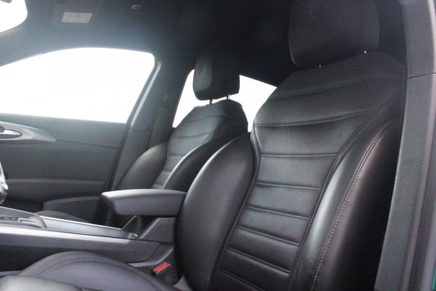 Alfa Romeo Tonale 1.5T Hybrid 160PK VELOCE | AFNEEMBARE TREKHAAK | PREMIUM PACK: LEDEREN BEKLEDING/GEVENTILEERDE VOORSTOELEN/4-VOUDIG ELEKTRISCH VERSTELBARE LENDESTEUN VOORSTOELEN/ELEKTRISCH BEDIENBARE VOORSTOELEN/GEHEUGEN OP DE BESTUUDERSSTOEL/HOOGGLANS ZWARTE RAAMOMLIJSTING/AMBIENT LIGHTING | TECHNOLOGY PACK: PARKEERWAARSCHUWING VOOR EN ACHTER/360° CAMERA/AUTOMATISCH INPARKEREN/ AUTONOMOUS DRIVING LEVEL 2: ADAPTIVE CRUISE CONTROL/LANE CENTERING ASSIST/TRAFFIC JAM ASSIST DODEHOEK DETECTIE AUTOMATISCH DIMMENDE BUITENSPIEGELS ELEKTRISCH BEDIENBARE ACHTERKLEP | WINTERPACK: STOELVERWARMING