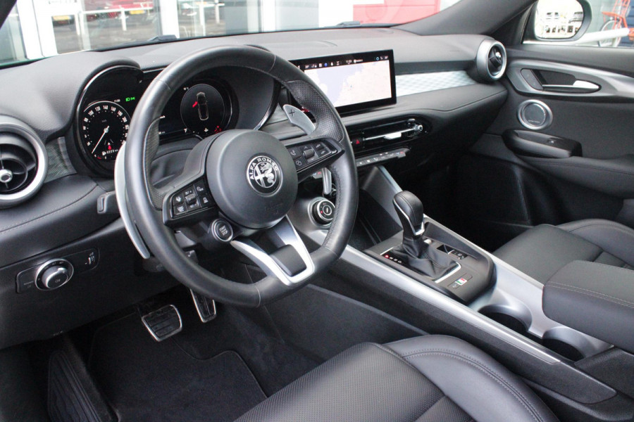 Alfa Romeo Tonale 1.5T Hybrid 160PK VELOCE | AFNEEMBARE TREKHAAK | PREMIUM PACK: LEDEREN BEKLEDING/GEVENTILEERDE VOORSTOELEN/4-VOUDIG ELEKTRISCH VERSTELBARE LENDESTEUN VOORSTOELEN/ELEKTRISCH BEDIENBARE VOORSTOELEN/GEHEUGEN OP DE BESTUUDERSSTOEL/HOOGGLANS ZWARTE RAAMOMLIJSTING/AMBIENT LIGHTING | TECHNOLOGY PACK: PARKEERWAARSCHUWING VOOR EN ACHTER/360° CAMERA/AUTOMATISCH INPARKEREN/ AUTONOMOUS DRIVING LEVEL 2: ADAPTIVE CRUISE CONTROL/LANE CENTERING ASSIST/TRAFFIC JAM ASSIST DODEHOEK DETECTIE AUTOMATISCH DIMMENDE BUITENSPIEGELS ELEKTRISCH BEDIENBARE ACHTERKLEP | WINTERPACK: STOELVERWARMING