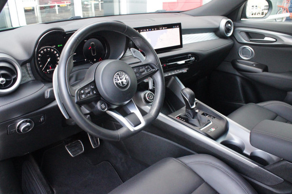 Alfa Romeo Tonale 1.5T Hybrid 160PK VELOCE | AFNEEMBARE TREKHAAK | PREMIUM PACK: LEDEREN BEKLEDING/GEVENTILEERDE VOORSTOELEN/4-VOUDIG ELEKTRISCH VERSTELBARE LENDESTEUN VOORSTOELEN/ELEKTRISCH BEDIENBARE VOORSTOELEN/GEHEUGEN OP DE BESTUUDERSSTOEL/HOOGGLANS ZWARTE RAAMOMLIJSTING/AMBIENT LIGHTING | TECHNOLOGY PACK: PARKEERWAARSCHUWING VOOR EN ACHTER/360° CAMERA/AUTOMATISCH INPARKEREN/ AUTONOMOUS DRIVING LEVEL 2: ADAPTIVE CRUISE CONTROL/LANE CENTERING ASSIST/TRAFFIC JAM ASSIST DODEHOEK DETECTIE AUTOMATISCH DIMMENDE BUITENSPIEGELS ELEKTRISCH BEDIENBARE ACHTERKLEP | WINTERPACK: STOELVERWARMING