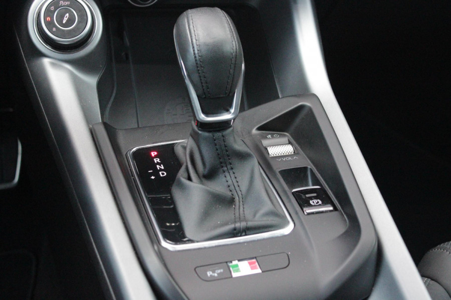 Alfa Romeo Tonale 1.5T Hybrid 160PK VELOCE | AFNEEMBARE TREKHAAK | PREMIUM PACK: LEDEREN BEKLEDING/GEVENTILEERDE VOORSTOELEN/4-VOUDIG ELEKTRISCH VERSTELBARE LENDESTEUN VOORSTOELEN/ELEKTRISCH BEDIENBARE VOORSTOELEN/GEHEUGEN OP DE BESTUUDERSSTOEL/HOOGGLANS ZWARTE RAAMOMLIJSTING/AMBIENT LIGHTING | TECHNOLOGY PACK: PARKEERWAARSCHUWING VOOR EN ACHTER/360° CAMERA/AUTOMATISCH INPARKEREN/ AUTONOMOUS DRIVING LEVEL 2: ADAPTIVE CRUISE CONTROL/LANE CENTERING ASSIST/TRAFFIC JAM ASSIST DODEHOEK DETECTIE AUTOMATISCH DIMMENDE BUITENSPIEGELS ELEKTRISCH BEDIENBARE ACHTERKLEP | WINTERPACK: STOELVERWARMING