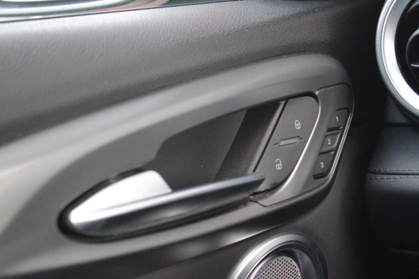 Alfa Romeo Tonale 1.5T Hybrid 160PK VELOCE | AFNEEMBARE TREKHAAK | PREMIUM PACK: LEDEREN BEKLEDING/GEVENTILEERDE VOORSTOELEN/4-VOUDIG ELEKTRISCH VERSTELBARE LENDESTEUN VOORSTOELEN/ELEKTRISCH BEDIENBARE VOORSTOELEN/GEHEUGEN OP DE BESTUUDERSSTOEL/HOOGGLANS ZWARTE RAAMOMLIJSTING/AMBIENT LIGHTING | TECHNOLOGY PACK: PARKEERWAARSCHUWING VOOR EN ACHTER/360° CAMERA/AUTOMATISCH INPARKEREN/ AUTONOMOUS DRIVING LEVEL 2: ADAPTIVE CRUISE CONTROL/LANE CENTERING ASSIST/TRAFFIC JAM ASSIST DODEHOEK DETECTIE AUTOMATISCH DIMMENDE BUITENSPIEGELS ELEKTRISCH BEDIENBARE ACHTERKLEP | WINTERPACK: STOELVERWARMING