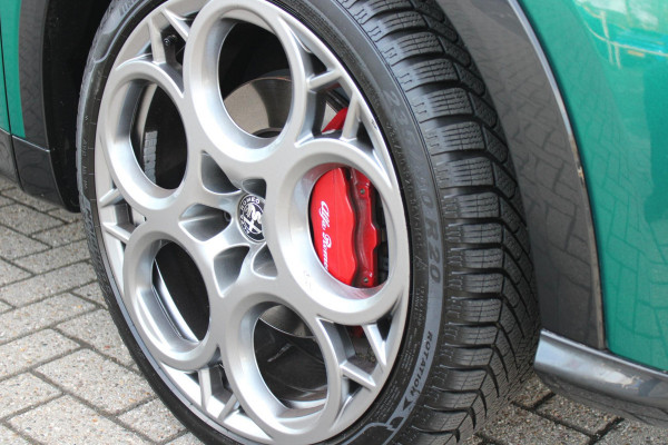 Alfa Romeo Tonale 1.5T Hybrid 160PK VELOCE | AFNEEMBARE TREKHAAK | PREMIUM PACK: LEDEREN BEKLEDING/GEVENTILEERDE VOORSTOELEN/4-VOUDIG ELEKTRISCH VERSTELBARE LENDESTEUN VOORSTOELEN/ELEKTRISCH BEDIENBARE VOORSTOELEN/GEHEUGEN OP DE BESTUUDERSSTOEL/HOOGGLANS ZWARTE RAAMOMLIJSTING/AMBIENT LIGHTING | TECHNOLOGY PACK: PARKEERWAARSCHUWING VOOR EN ACHTER/360° CAMERA/AUTOMATISCH INPARKEREN/ AUTONOMOUS DRIVING LEVEL 2: ADAPTIVE CRUISE CONTROL/LANE CENTERING ASSIST/TRAFFIC JAM ASSIST DODEHOEK DETECTIE AUTOMATISCH DIMMENDE BUITENSPIEGELS ELEKTRISCH BEDIENBARE ACHTERKLEP | WINTERPACK: STOELVERWARMING