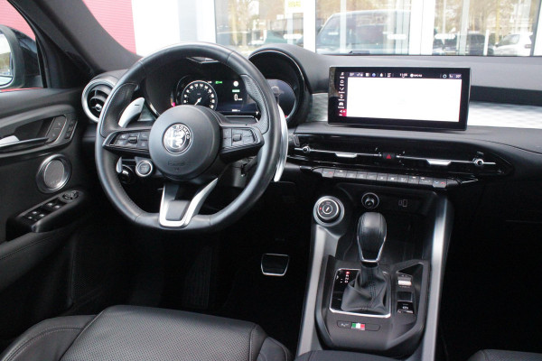 Alfa Romeo Tonale 1.5T Hybrid 160PK VELOCE | AFNEEMBARE TREKHAAK | PREMIUM PACK: LEDEREN BEKLEDING/GEVENTILEERDE VOORSTOELEN/4-VOUDIG ELEKTRISCH VERSTELBARE LENDESTEUN VOORSTOELEN/ELEKTRISCH BEDIENBARE VOORSTOELEN/GEHEUGEN OP DE BESTUUDERSSTOEL/HOOGGLANS ZWARTE RAAMOMLIJSTING/AMBIENT LIGHTING | TECHNOLOGY PACK: PARKEERWAARSCHUWING VOOR EN ACHTER/360° CAMERA/AUTOMATISCH INPARKEREN/ AUTONOMOUS DRIVING LEVEL 2: ADAPTIVE CRUISE CONTROL/LANE CENTERING ASSIST/TRAFFIC JAM ASSIST DODEHOEK DETECTIE AUTOMATISCH DIMMENDE BUITENSPIEGELS ELEKTRISCH BEDIENBARE ACHTERKLEP | WINTERPACK: STOELVERWARMING