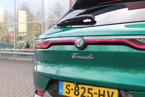 Alfa Romeo Tonale 1.5T Hybrid 160PK VELOCE | AFNEEMBARE TREKHAAK | PREMIUM PACK: LEDEREN BEKLEDING/GEVENTILEERDE VOORSTOELEN/4-VOUDIG ELEKTRISCH VERSTELBARE LENDESTEUN VOORSTOELEN/ELEKTRISCH BEDIENBARE VOORSTOELEN/GEHEUGEN OP DE BESTUUDERSSTOEL/HOOGGLANS ZWARTE RAAMOMLIJSTING/AMBIENT LIGHTING | TECHNOLOGY PACK: PARKEERWAARSCHUWING VOOR EN ACHTER/360° CAMERA/AUTOMATISCH INPARKEREN/ AUTONOMOUS DRIVING LEVEL 2: ADAPTIVE CRUISE CONTROL/LANE CENTERING ASSIST/TRAFFIC JAM ASSIST DODEHOEK DETECTIE AUTOMATISCH DIMMENDE BUITENSPIEGELS ELEKTRISCH BEDIENBARE ACHTERKLEP | WINTERPACK: STOELVERWARMING