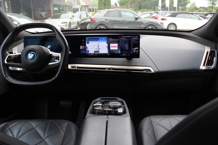 BMW iX xDrive40 Executive 77 kWh / SoH 97,3% / Trekhaak / Panoramadak / 360Camera / Harman Kardon / 22'' / CarPlay / DAB / Dodehoek / ACC
