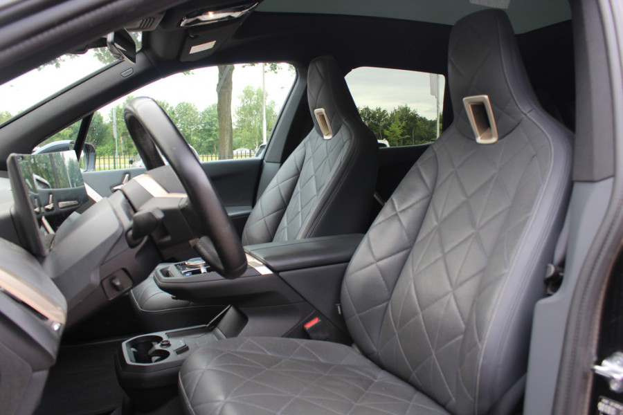 BMW iX xDrive40 Executive 77 kWh / SoH 97,3% / Trekhaak / Panoramadak / 360Camera / Harman Kardon / 22'' / CarPlay / DAB / Dodehoek / ACC