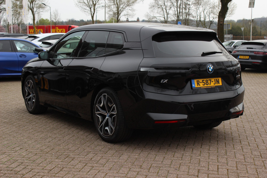 BMW iX xDrive40 Executive 77 kWh / SoH 97,3% / Trekhaak / Panoramadak / 360Camera / Harman Kardon / 22'' / CarPlay / DAB / Dodehoek / ACC
