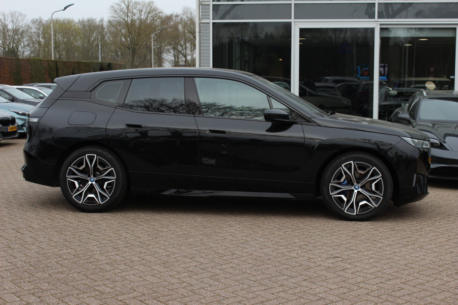 BMW iX xDrive40 Executive 77 kWh / SoH 97,3% / Trekhaak / Panoramadak / 360Camera / Harman Kardon / 22'' / CarPlay / DAB / Dodehoek / ACC