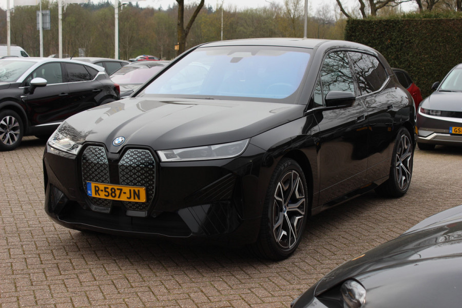BMW iX xDrive40 Executive 77 kWh / SoH 97,3% / Trekhaak / Panoramadak / 360Camera / Harman Kardon / 22'' / CarPlay / DAB / Dodehoek / ACC