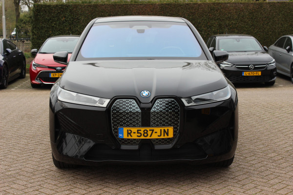 BMW iX xDrive40 Executive 77 kWh / SoH 97,3% / Trekhaak / Panoramadak / 360Camera / Harman Kardon / 22'' / CarPlay / DAB / Dodehoek / ACC
