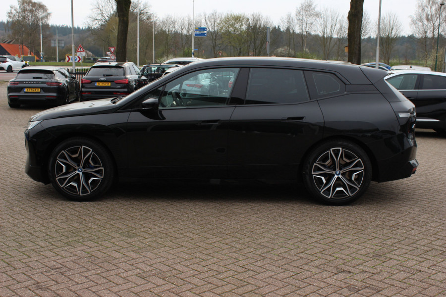 BMW iX xDrive40 Executive 77 kWh / SoH 97,3% / Trekhaak / Panoramadak / 360Camera / Harman Kardon / 22'' / CarPlay / DAB / Dodehoek / ACC