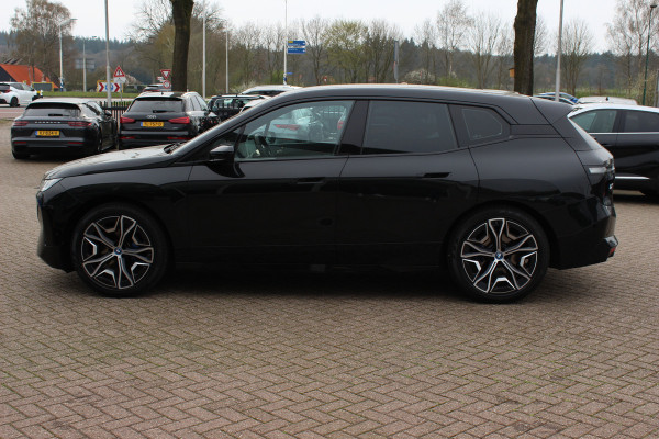 BMW iX xDrive40 Executive 77 kWh / SoH 97,3% / Trekhaak / Panoramadak / 360Camera / Harman Kardon / 22'' / CarPlay / DAB / Dodehoek / ACC