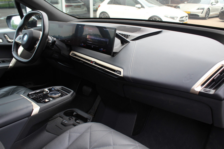 BMW iX xDrive40 Executive 77 kWh / SoH 97,3% / Trekhaak / Panoramadak / 360Camera / Harman Kardon / 22'' / CarPlay / DAB / Dodehoek / ACC