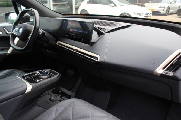 BMW iX xDrive40 Executive 77 kWh / SoH 97,3% / Trekhaak / Panoramadak / 360Camera / Harman Kardon / 22'' / CarPlay / DAB / Dodehoek / ACC