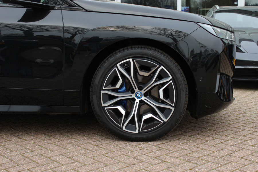 BMW iX xDrive40 Executive 77 kWh / SoH 97,3% / Trekhaak / Panoramadak / 360Camera / Harman Kardon / 22'' / CarPlay / DAB / Dodehoek / ACC