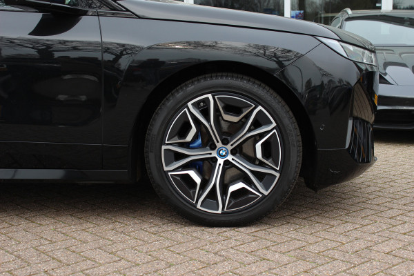 BMW iX xDrive40 Executive 77 kWh / SoH 97,3% / Trekhaak / Panoramadak / 360Camera / Harman Kardon / 22'' / CarPlay / DAB / Dodehoek / ACC