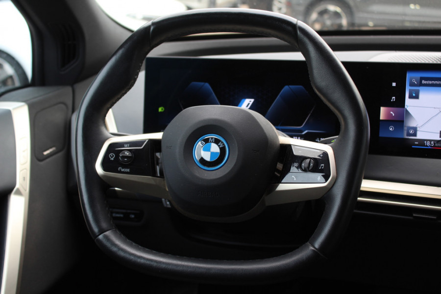 BMW iX xDrive40 Executive 77 kWh / SoH 97,3% / Trekhaak / Panoramadak / 360Camera / Harman Kardon / 22'' / CarPlay / DAB / Dodehoek / ACC