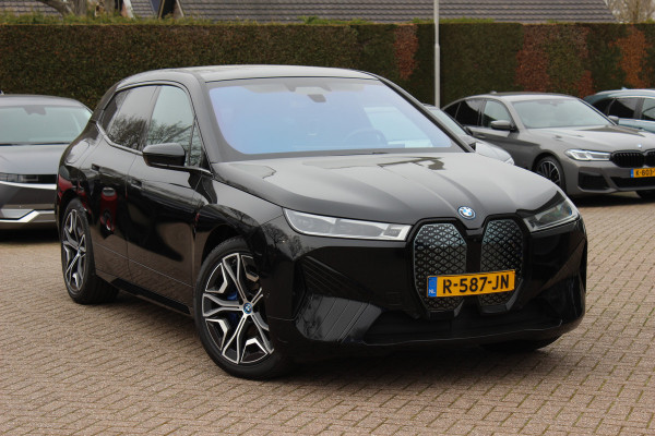 BMW iX xDrive40 Executive 77 kWh / SoH 97,3% / Trekhaak / Panoramadak / 360Camera / Harman Kardon / 22'' / CarPlay / DAB / Dodehoek / ACC
