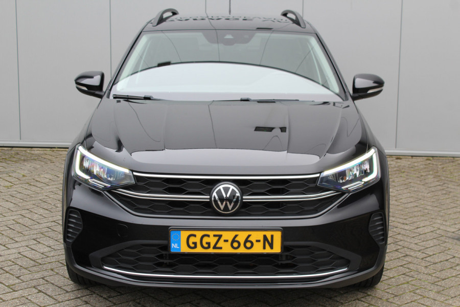 Volkswagen Taigo 1.0-96pk TSI Oranje Edition. Zeer nette en luxe hoogzitter, slechts 33.500km ! Airco, cruise cntrl adaptief, camera, pdc achter, trekhaak, LED verlichting, Apple Carplay/Android auto, bluetooth telefoonvoorb., digitaal dashboard etc.