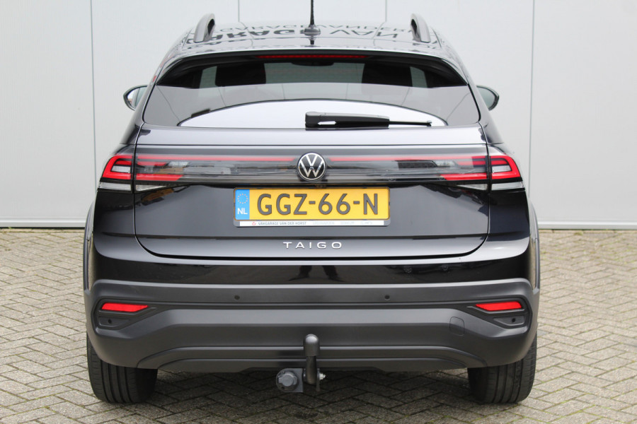Volkswagen Taigo 1.0-96pk TSI Oranje Edition. Zeer nette en luxe hoogzitter, slechts 33.500km ! Airco, cruise cntrl adaptief, camera, pdc achter, trekhaak, LED verlichting, Apple Carplay/Android auto, bluetooth telefoonvoorb., digitaal dashboard etc.