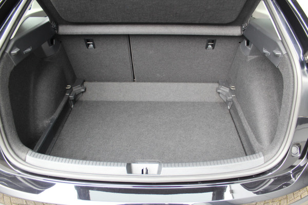 Volkswagen Taigo 1.0-96pk TSI Oranje Edition. Zeer nette en luxe hoogzitter, slechts 33.500km ! Airco, cruise cntrl adaptief, camera, pdc achter, trekhaak, LED verlichting, Apple Carplay/Android auto, bluetooth telefoonvoorb., digitaal dashboard etc.