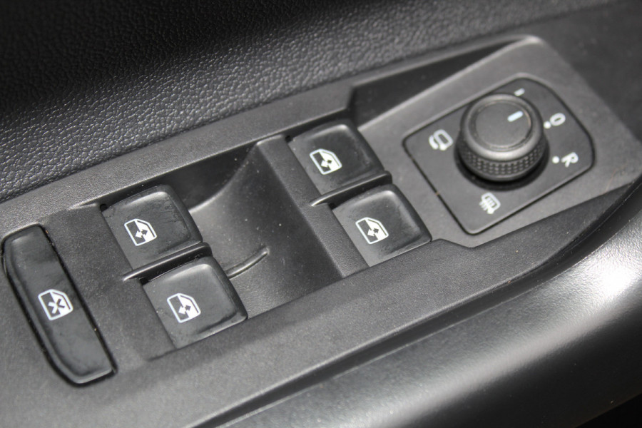 Volkswagen Taigo 1.0-96pk TSI Oranje Edition. Zeer nette en luxe hoogzitter, slechts 33.500km ! Airco, cruise cntrl adaptief, camera, pdc achter, trekhaak, LED verlichting, Apple Carplay/Android auto, bluetooth telefoonvoorb., digitaal dashboard etc.