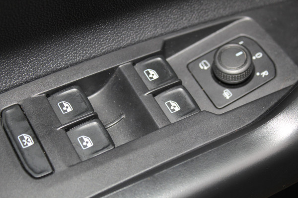 Volkswagen Taigo 1.0-96pk TSI Oranje Edition. Zeer nette en luxe hoogzitter, slechts 33.500km ! Airco, cruise cntrl adaptief, camera, pdc achter, trekhaak, LED verlichting, Apple Carplay/Android auto, bluetooth telefoonvoorb., digitaal dashboard etc.