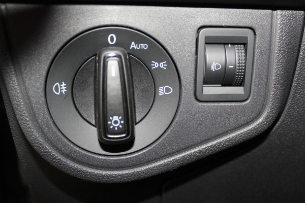 Volkswagen Taigo 1.0-96pk TSI Oranje Edition. Zeer nette en luxe hoogzitter, slechts 33.500km ! Airco, cruise cntrl adaptief, camera, pdc achter, trekhaak, LED verlichting, Apple Carplay/Android auto, bluetooth telefoonvoorb., digitaal dashboard etc.