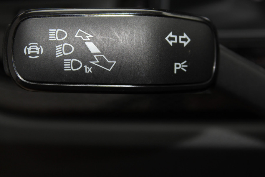 Volkswagen Taigo 1.0-96pk TSI Oranje Edition. Zeer nette en luxe hoogzitter, slechts 33.500km ! Airco, cruise cntrl adaptief, camera, pdc achter, trekhaak, LED verlichting, Apple Carplay/Android auto, bluetooth telefoonvoorb., digitaal dashboard etc.