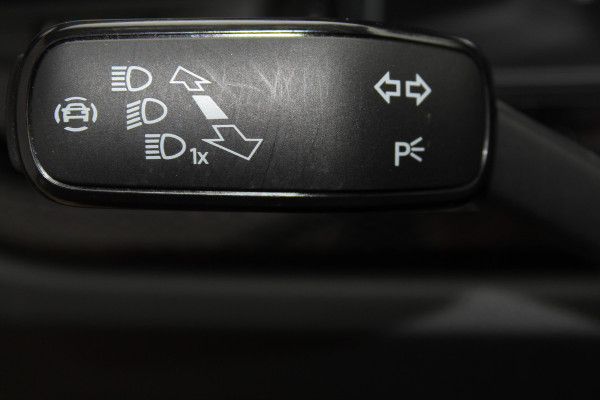 Volkswagen Taigo 1.0-96pk TSI Oranje Edition. Zeer nette en luxe hoogzitter, slechts 33.500km ! Airco, cruise cntrl adaptief, camera, pdc achter, trekhaak, LED verlichting, Apple Carplay/Android auto, bluetooth telefoonvoorb., digitaal dashboard etc.