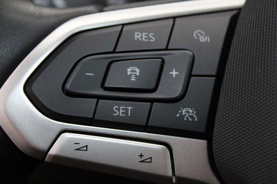 Volkswagen Taigo 1.0-96pk TSI Oranje Edition. Zeer nette en luxe hoogzitter, slechts 33.500km ! Airco, cruise cntrl adaptief, camera, pdc achter, trekhaak, LED verlichting, Apple Carplay/Android auto, bluetooth telefoonvoorb., digitaal dashboard etc.