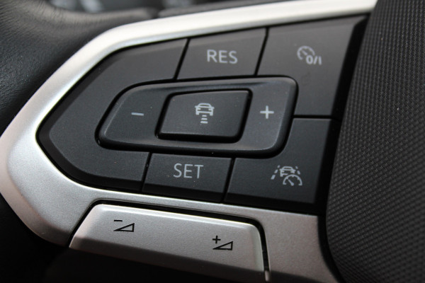 Volkswagen Taigo 1.0-96pk TSI Oranje Edition. Zeer nette en luxe hoogzitter, slechts 33.500km ! Airco, cruise cntrl adaptief, camera, pdc achter, trekhaak, LED verlichting, Apple Carplay/Android auto, bluetooth telefoonvoorb., digitaal dashboard etc.