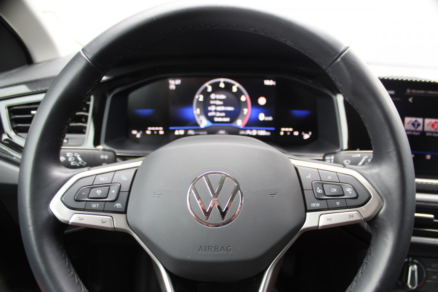 Volkswagen Taigo 1.0-96pk TSI Oranje Edition. Zeer nette en luxe hoogzitter, slechts 33.500km ! Airco, cruise cntrl adaptief, camera, pdc achter, trekhaak, LED verlichting, Apple Carplay/Android auto, bluetooth telefoonvoorb., digitaal dashboard etc.