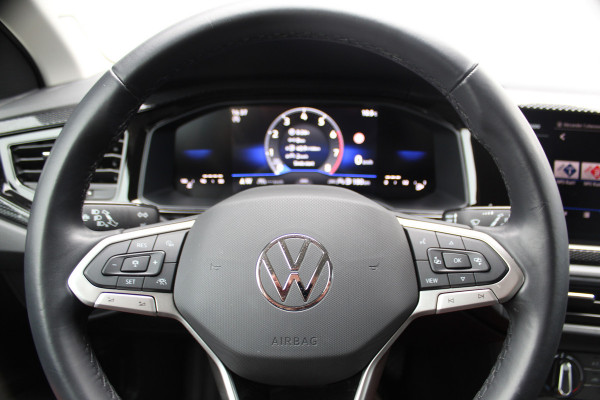 Volkswagen Taigo 1.0-96pk TSI Oranje Edition. Zeer nette en luxe hoogzitter, slechts 33.500km ! Airco, cruise cntrl adaptief, camera, pdc achter, trekhaak, LED verlichting, Apple Carplay/Android auto, bluetooth telefoonvoorb., digitaal dashboard etc.