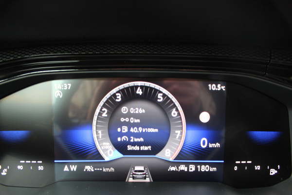 Volkswagen Taigo 1.0-96pk TSI Oranje Edition. Zeer nette en luxe hoogzitter, slechts 33.500km ! Airco, cruise cntrl adaptief, camera, pdc achter, trekhaak, LED verlichting, Apple Carplay/Android auto, bluetooth telefoonvoorb., digitaal dashboard etc.