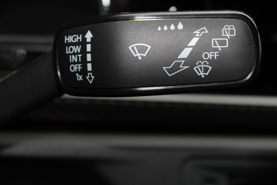 Volkswagen Taigo 1.0-96pk TSI Oranje Edition. Zeer nette en luxe hoogzitter, slechts 33.500km ! Airco, cruise cntrl adaptief, camera, pdc achter, trekhaak, LED verlichting, Apple Carplay/Android auto, bluetooth telefoonvoorb., digitaal dashboard etc.