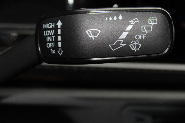 Volkswagen Taigo 1.0-96pk TSI Oranje Edition. Zeer nette en luxe hoogzitter, slechts 33.500km ! Airco, cruise cntrl adaptief, camera, pdc achter, trekhaak, LED verlichting, Apple Carplay/Android auto, bluetooth telefoonvoorb., digitaal dashboard etc.