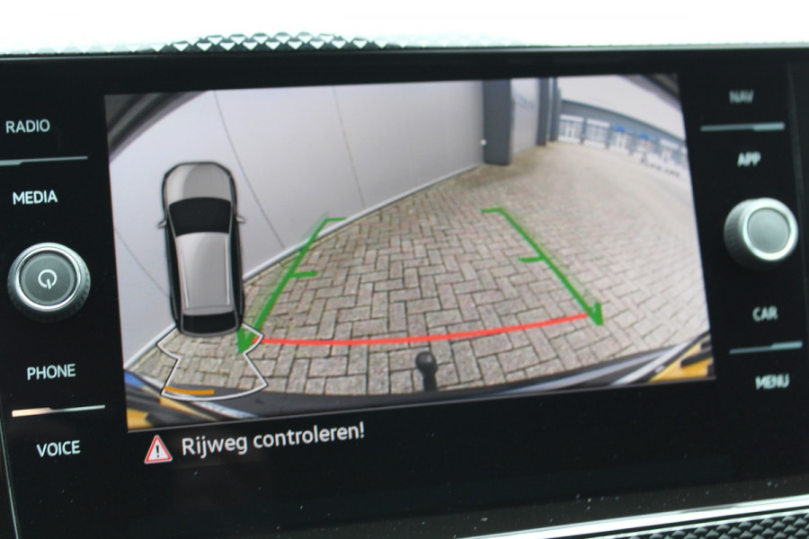 Volkswagen Taigo 1.0-96pk TSI Oranje Edition. Zeer nette en luxe hoogzitter, slechts 33.500km ! Airco, cruise cntrl adaptief, camera, pdc achter, trekhaak, LED verlichting, Apple Carplay/Android auto, bluetooth telefoonvoorb., digitaal dashboard etc.