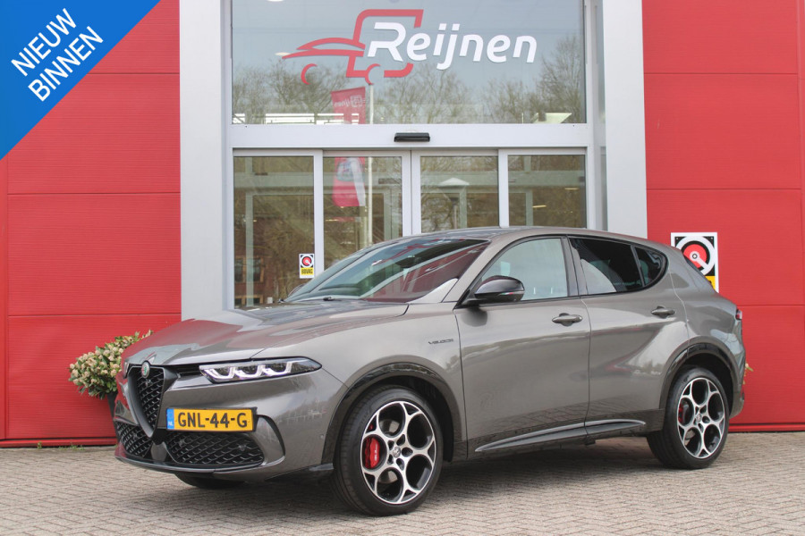 Alfa Romeo Tonale 1.5T Hybrid 160PK VELOCE | PREMIUM PACK: LEDEREN BEKLEDING/GEVENTILEERDE VOORSTOELEN/4-VOUDIG ELEKTRISCH VERSTELBARE LENDESTEUN VOORSTOELEN/HOOGGLANS ZWARTE RAAMOMLIJSTING/AMBIENT LIGHTING | TECHNOLOGY PACK: PARKEERWAARSCHUWING VOOR EN ACHTER/360° CAMERA/AUTOMATISCH INPARKEREN/ AUTONOMOUS DRIVING LEVEL 2: ADAPTIVE CRUISE CONTROL/LANE CENTERING ASSIST/TRAFFIC JAM ASSIST DODEHOEK DETECTIE AUTOMATISCH DIMMENDE BUITENSPIEGELS ELEKTRISCH BEDIENBARE ACHTERKLEP | WINTERPACK: STOELVERWARMING VOOR/STUURVERWARMING/VERWARMBARE RUITENSPROEIERS | 19" LICHTMETALEN VELGEN  | DRAADLOZ