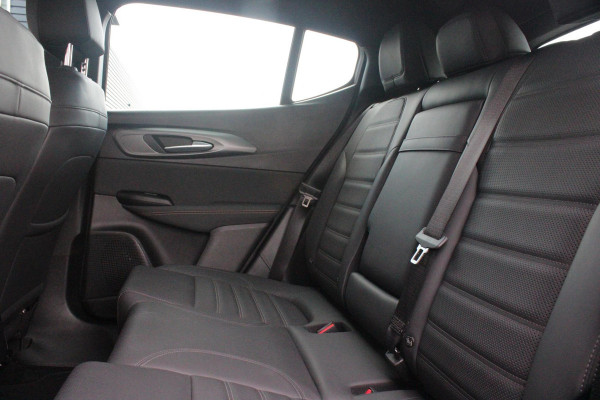 Alfa Romeo Tonale 1.5T Hybrid 160PK VELOCE | PREMIUM PACK: LEDEREN BEKLEDING/GEVENTILEERDE VOORSTOELEN/4-VOUDIG ELEKTRISCH VERSTELBARE LENDESTEUN VOORSTOELEN/HOOGGLANS ZWARTE RAAMOMLIJSTING/AMBIENT LIGHTING | TECHNOLOGY PACK: PARKEERWAARSCHUWING VOOR EN ACHTER/360° CAMERA/AUTOMATISCH INPARKEREN/ AUTONOMOUS DRIVING LEVEL 2: ADAPTIVE CRUISE CONTROL/LANE CENTERING ASSIST/TRAFFIC JAM ASSIST DODEHOEK DETECTIE AUTOMATISCH DIMMENDE BUITENSPIEGELS ELEKTRISCH BEDIENBARE ACHTERKLEP | WINTERPACK: STOELVERWARMING VOOR/STUURVERWARMING/VERWARMBARE RUITENSPROEIERS | 19" LICHTMETALEN VELGEN  | DRAADLOZ