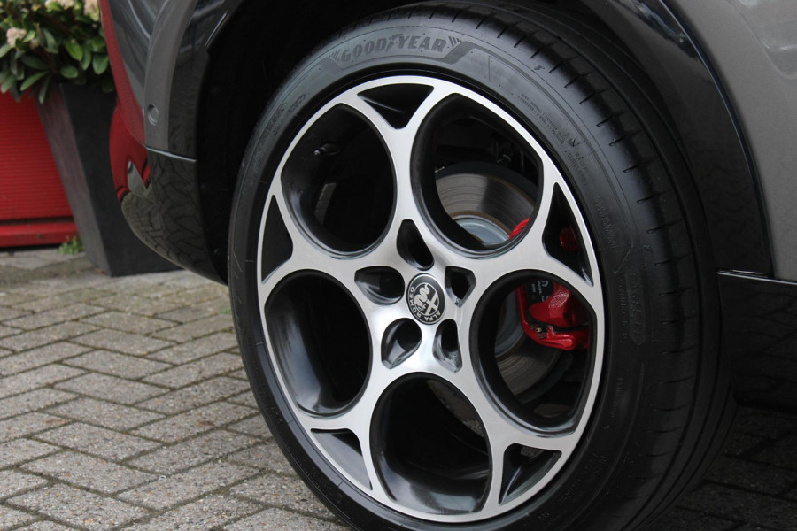 Alfa Romeo Tonale 1.5T Hybrid 160PK VELOCE | PREMIUM PACK: LEDEREN BEKLEDING/GEVENTILEERDE VOORSTOELEN/4-VOUDIG ELEKTRISCH VERSTELBARE LENDESTEUN VOORSTOELEN/HOOGGLANS ZWARTE RAAMOMLIJSTING/AMBIENT LIGHTING | TECHNOLOGY PACK: PARKEERWAARSCHUWING VOOR EN ACHTER/360° CAMERA/AUTOMATISCH INPARKEREN/ AUTONOMOUS DRIVING LEVEL 2: ADAPTIVE CRUISE CONTROL/LANE CENTERING ASSIST/TRAFFIC JAM ASSIST DODEHOEK DETECTIE AUTOMATISCH DIMMENDE BUITENSPIEGELS ELEKTRISCH BEDIENBARE ACHTERKLEP | WINTERPACK: STOELVERWARMING VOOR/STUURVERWARMING/VERWARMBARE RUITENSPROEIERS | 19" LICHTMETALEN VELGEN  | DRAADLOZ