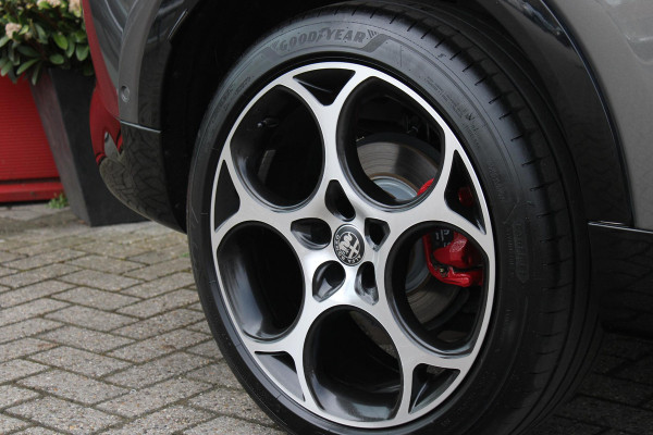 Alfa Romeo Tonale 1.5T Hybrid 160PK VELOCE | PREMIUM PACK: LEDEREN BEKLEDING/GEVENTILEERDE VOORSTOELEN/4-VOUDIG ELEKTRISCH VERSTELBARE LENDESTEUN VOORSTOELEN/HOOGGLANS ZWARTE RAAMOMLIJSTING/AMBIENT LIGHTING | TECHNOLOGY PACK: PARKEERWAARSCHUWING VOOR EN ACHTER/360° CAMERA/AUTOMATISCH INPARKEREN/ AUTONOMOUS DRIVING LEVEL 2: ADAPTIVE CRUISE CONTROL/LANE CENTERING ASSIST/TRAFFIC JAM ASSIST DODEHOEK DETECTIE AUTOMATISCH DIMMENDE BUITENSPIEGELS ELEKTRISCH BEDIENBARE ACHTERKLEP | WINTERPACK: STOELVERWARMING VOOR/STUURVERWARMING/VERWARMBARE RUITENSPROEIERS | 19" LICHTMETALEN VELGEN  | DRAADLOZ