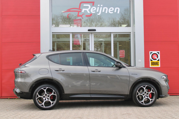 Alfa Romeo Tonale 1.5T Hybrid 160PK VELOCE | PREMIUM PACK: LEDEREN BEKLEDING/GEVENTILEERDE VOORSTOELEN/4-VOUDIG ELEKTRISCH VERSTELBARE LENDESTEUN VOORSTOELEN/HOOGGLANS ZWARTE RAAMOMLIJSTING/AMBIENT LIGHTING | TECHNOLOGY PACK: PARKEERWAARSCHUWING VOOR EN ACHTER/360° CAMERA/AUTOMATISCH INPARKEREN/ AUTONOMOUS DRIVING LEVEL 2: ADAPTIVE CRUISE CONTROL/LANE CENTERING ASSIST/TRAFFIC JAM ASSIST DODEHOEK DETECTIE AUTOMATISCH DIMMENDE BUITENSPIEGELS ELEKTRISCH BEDIENBARE ACHTERKLEP | WINTERPACK: STOELVERWARMING VOOR/STUURVERWARMING/VERWARMBARE RUITENSPROEIERS | 19" LICHTMETALEN VELGEN  | DRAADLOZ