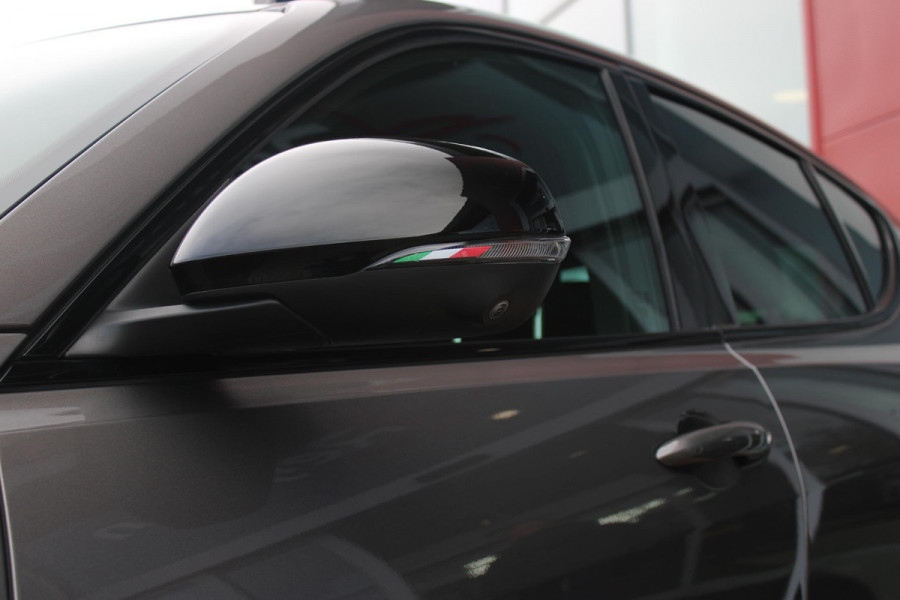 Alfa Romeo Tonale 1.5T Hybrid 160PK VELOCE | PREMIUM PACK: LEDEREN BEKLEDING/GEVENTILEERDE VOORSTOELEN/4-VOUDIG ELEKTRISCH VERSTELBARE LENDESTEUN VOORSTOELEN/HOOGGLANS ZWARTE RAAMOMLIJSTING/AMBIENT LIGHTING | TECHNOLOGY PACK: PARKEERWAARSCHUWING VOOR EN ACHTER/360° CAMERA/AUTOMATISCH INPARKEREN/ AUTONOMOUS DRIVING LEVEL 2: ADAPTIVE CRUISE CONTROL/LANE CENTERING ASSIST/TRAFFIC JAM ASSIST DODEHOEK DETECTIE AUTOMATISCH DIMMENDE BUITENSPIEGELS ELEKTRISCH BEDIENBARE ACHTERKLEP | WINTERPACK: STOELVERWARMING VOOR/STUURVERWARMING/VERWARMBARE RUITENSPROEIERS | 19" LICHTMETALEN VELGEN  | DRAADLOZ