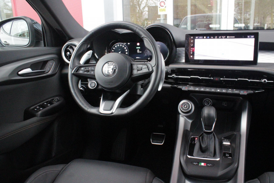 Alfa Romeo Tonale 1.5T Hybrid 160PK VELOCE | PREMIUM PACK: LEDEREN BEKLEDING/GEVENTILEERDE VOORSTOELEN/4-VOUDIG ELEKTRISCH VERSTELBARE LENDESTEUN VOORSTOELEN/HOOGGLANS ZWARTE RAAMOMLIJSTING/AMBIENT LIGHTING | TECHNOLOGY PACK: PARKEERWAARSCHUWING VOOR EN ACHTER/360° CAMERA/AUTOMATISCH INPARKEREN/ AUTONOMOUS DRIVING LEVEL 2: ADAPTIVE CRUISE CONTROL/LANE CENTERING ASSIST/TRAFFIC JAM ASSIST DODEHOEK DETECTIE AUTOMATISCH DIMMENDE BUITENSPIEGELS ELEKTRISCH BEDIENBARE ACHTERKLEP | WINTERPACK: STOELVERWARMING VOOR/STUURVERWARMING/VERWARMBARE RUITENSPROEIERS | 19" LICHTMETALEN VELGEN  | DRAADLOZ