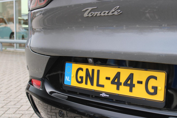Alfa Romeo Tonale 1.5T Hybrid 160PK VELOCE | PREMIUM PACK: LEDEREN BEKLEDING/GEVENTILEERDE VOORSTOELEN/4-VOUDIG ELEKTRISCH VERSTELBARE LENDESTEUN VOORSTOELEN/HOOGGLANS ZWARTE RAAMOMLIJSTING/AMBIENT LIGHTING | TECHNOLOGY PACK: PARKEERWAARSCHUWING VOOR EN ACHTER/360° CAMERA/AUTOMATISCH INPARKEREN/ AUTONOMOUS DRIVING LEVEL 2: ADAPTIVE CRUISE CONTROL/LANE CENTERING ASSIST/TRAFFIC JAM ASSIST DODEHOEK DETECTIE AUTOMATISCH DIMMENDE BUITENSPIEGELS ELEKTRISCH BEDIENBARE ACHTERKLEP | WINTERPACK: STOELVERWARMING VOOR/STUURVERWARMING/VERWARMBARE RUITENSPROEIERS | 19" LICHTMETALEN VELGEN  | DRAADLOZ