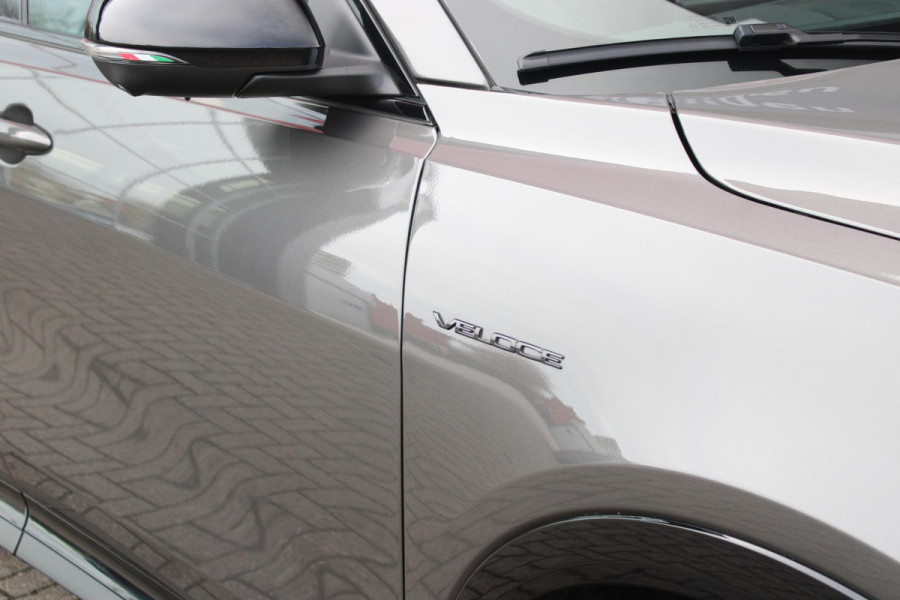Alfa Romeo Tonale 1.5T Hybrid 160PK VELOCE | PREMIUM PACK: LEDEREN BEKLEDING/GEVENTILEERDE VOORSTOELEN/4-VOUDIG ELEKTRISCH VERSTELBARE LENDESTEUN VOORSTOELEN/HOOGGLANS ZWARTE RAAMOMLIJSTING/AMBIENT LIGHTING | TECHNOLOGY PACK: PARKEERWAARSCHUWING VOOR EN ACHTER/360° CAMERA/AUTOMATISCH INPARKEREN/ AUTONOMOUS DRIVING LEVEL 2: ADAPTIVE CRUISE CONTROL/LANE CENTERING ASSIST/TRAFFIC JAM ASSIST DODEHOEK DETECTIE AUTOMATISCH DIMMENDE BUITENSPIEGELS ELEKTRISCH BEDIENBARE ACHTERKLEP | WINTERPACK: STOELVERWARMING VOOR/STUURVERWARMING/VERWARMBARE RUITENSPROEIERS | 19" LICHTMETALEN VELGEN  | DRAADLOZ