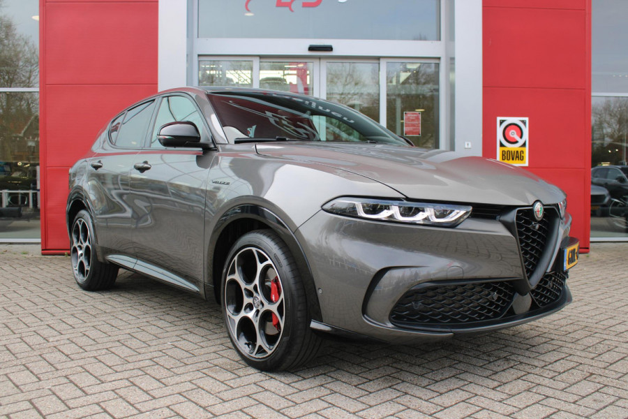 Alfa Romeo Tonale 1.5T Hybrid 160PK VELOCE | PREMIUM PACK: LEDEREN BEKLEDING/GEVENTILEERDE VOORSTOELEN/4-VOUDIG ELEKTRISCH VERSTELBARE LENDESTEUN VOORSTOELEN/HOOGGLANS ZWARTE RAAMOMLIJSTING/AMBIENT LIGHTING | TECHNOLOGY PACK: PARKEERWAARSCHUWING VOOR EN ACHTER/360° CAMERA/AUTOMATISCH INPARKEREN/ AUTONOMOUS DRIVING LEVEL 2: ADAPTIVE CRUISE CONTROL/LANE CENTERING ASSIST/TRAFFIC JAM ASSIST DODEHOEK DETECTIE AUTOMATISCH DIMMENDE BUITENSPIEGELS ELEKTRISCH BEDIENBARE ACHTERKLEP | WINTERPACK: STOELVERWARMING VOOR/STUURVERWARMING/VERWARMBARE RUITENSPROEIERS | 19" LICHTMETALEN VELGEN  | DRAADLOZ